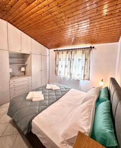 a bedroom with a bed and a couch in it at Katerinas House 2 in Skriperón