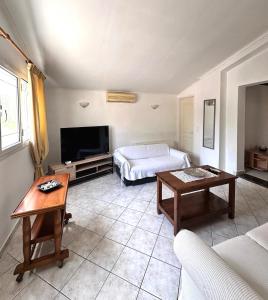 a living room with a bed and a table at Katerinas House 2 in Skriperón