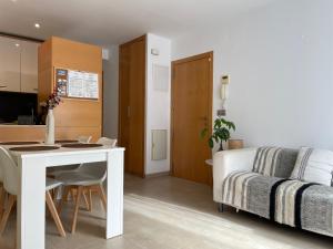 una sala de estar con una mesa y un sofá en Taima Flats 3, en Alicante