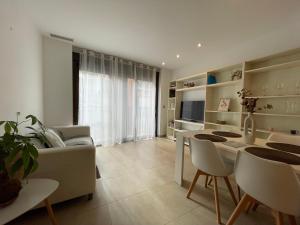 una sala de estar con un sofá y una mesa en Taima Flats 3, en Alicante