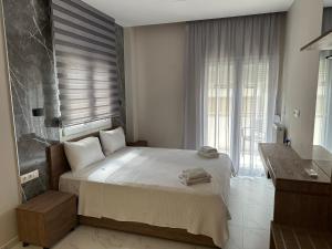 a bedroom with a large white bed with a window at Siel Residences in Perea