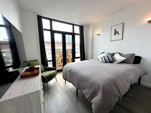 Кровать или кровати в номере Huge Modern 2 bedroom in Little Italy