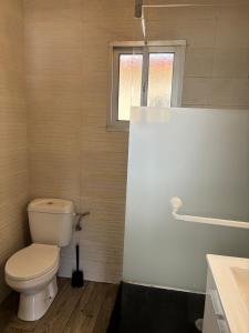 ein Badezimmer mit Toilette und Fenster in der Unterkunft Apartamento Valdés in El Puerto de Santa María + 11 Fotos