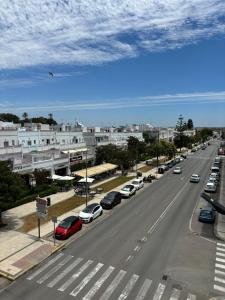 eine Stadtstraße mit auf der Straße geparkten Autos in der Unterkunft Apartamento Valdés in El Puerto de Santa María