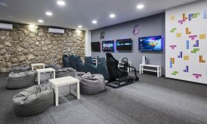 Televízia a/alebo spoločenská miestnosť v ubytovaní Magal Maradiso Hotel by Aminess