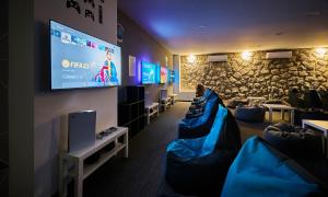 Televízia a/alebo spoločenská miestnosť v ubytovaní Magal Maradiso Hotel by Aminess