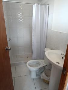 Kopalnica v nastanitvi intikilla hostal