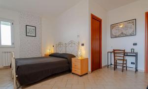 Un dormitorio con una cama, un escritorio y una silla. en Villa Rita - Casa Vista Mare - Vasto Punta Penna, en Vasto