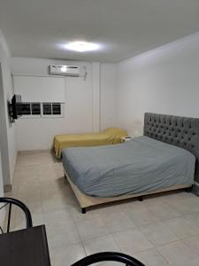 Ένα ή περισσότερα κρεβάτια σε δωμάτιο στο Departamentos Emanuel