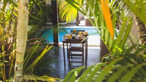 a table with some food on it in a room with plants at Peixe Crew Centro in Búzios