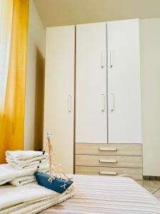 A bed or beds in a room at Casa Vacanze Mareblù Még 10 kép