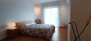 a small bedroom with a bed and a window at Cantinho da Saudade in Góis