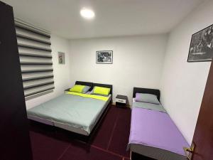 Una cama o camas en una habitación de 1 Bedroom Flat with Free Parking in Mostar A
