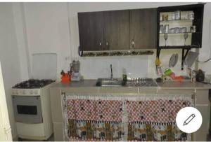 una piccola cucina con lavello e fornello di Casa acogedora Girardot 150mts a Girardot 1 altra foto