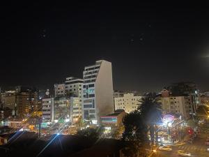 eine Stadt bei Nacht mit Gebäuden und Straßenlaternen in der Unterkunft Moderno y cómodo estudio con espacio de trabajo in Cochabamba