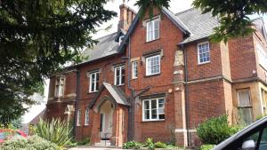 an old red brick house with white windows at Benslow Music Historic Stay in Hitchin in Hitchin +11 photos