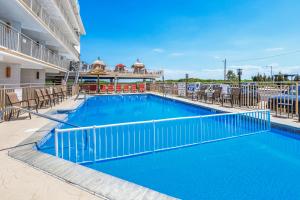 Bazén v ubytování Waikiki Oceanfront Inn nebo v jeho okolí