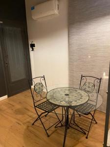Dos sillas y una mesa de cristal con una mesa y sillas. en Gomez Point Cipolletti, en Cipolletti
