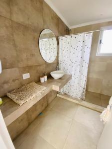 a bathroom with a sink and a mirror at Prados del Mar PB in San Clemente del Tuyú