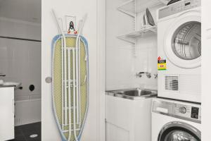 Φωτογραφία από το άλμπουμ του Modern 2-Bed with Pools, Gym, Tennis Court & Sauna στο Σίδνεϊ