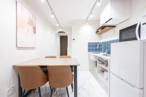 una cucina con tavolo, sedie e frigorifero di Recorrido Yoyogi a Tokyo