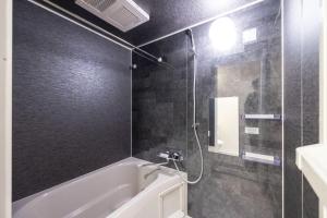 e bagno con vasca e doccia. di Recorrido Yoyogi a Tokyo