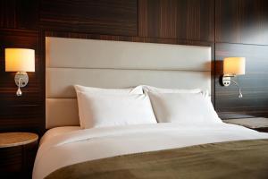 Postel nebo postele na pokoji v ubytování Lotte Hotel Busan