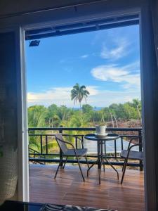 PantadLS Villa的阳台上配有桌椅的露台