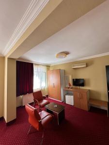 TV a/nebo společenská místnost v ubytování Minabir Otel