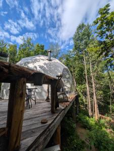 Galería fotográfica de La générale Sherman, Expérience hébergement le luxe sauvage avec vue et jacuzzi en Saint-Alexis-des-Monts