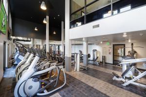 Phòng/tiện nghi tập thể dục tại Luxury One Bedroom minutes from The Grove