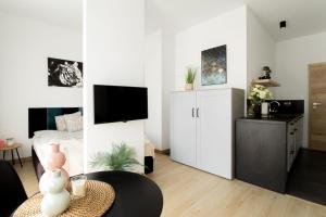Kuchyňa alebo kuchynka v ubytovaní PiotrApartments - Big City Life Apartments in Central Warszawa
