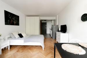 Televízia a/alebo spoločenská miestnosť v ubytovaní PiotrApartments - Big City Life Apartments in Central Warszawa