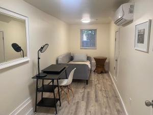 Charming 3BR 1BA Apt in Mission的电视和/或娱乐中心