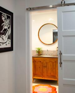 une salle de bain avec un lavabo et un miroir dans l'établissement Mary Lemon Cottage - Heritage Home, à Orange