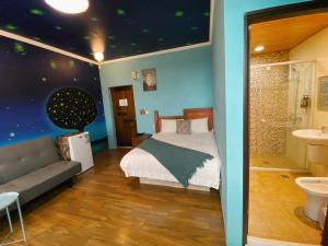 una camera con letto e divano e un bagno di Big Fish Homestay a Magong