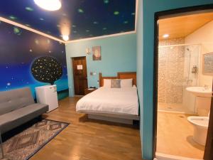 Letto o letti in una camera di Big Fish Homestay