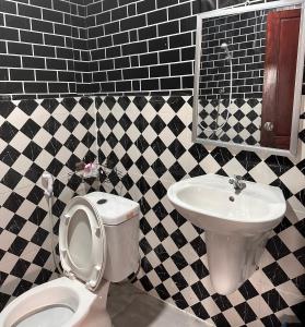 un bagno con un water e un lavandino di Meenoy hotel Vientiane Laos 旅館 a Ban Doung