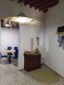 尼哈尔Bonita Casa Señorial en pleno casco antiguo de Nijar的客房设有一张桌子、蓝色的椅子和天花板