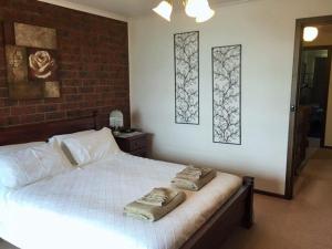 埃利奥特港Commodore 2 2-18 Basham Rd Port Elliot - Linen Included的一间卧室，床上有两条毛巾