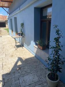 Patio alebo iná vonkajšia časť ubytovania Apartmán Modrý dom 1
