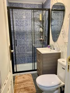 a bathroom with a toilet and a sink and a shower at RuMar apartamento con terraza in Alicante