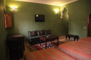 Rúm í herbergi á Hotel Kasbah Azalay