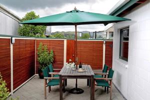 Balkón nebo terasa v ubytování Coromandel Central Cottage Luxury w Spa