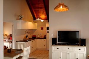 Kuchyň nebo kuchyňský kout v ubytování Coromandel Central Cottage Luxury w Spa