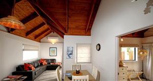 Posezení v ubytování Coromandel Central Cottage Luxury w Spa + 1 fotografie