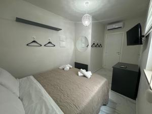 a bedroom with a bed with towels on it at Casa MarFe in Grottaglie