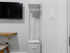 TV a/nebo společenská místnost v ubytování 5BR 3BATH 6BEDS Boston Home