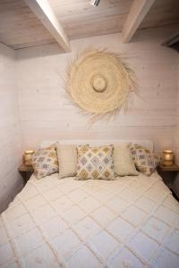 a bedroom with a bed with ahat on the wall at Spyglyne in Braziūkai