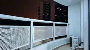 サンパウロにあるThe Palace Confort Moema 207の- 市街の景色を望むバルコニー(夜間)